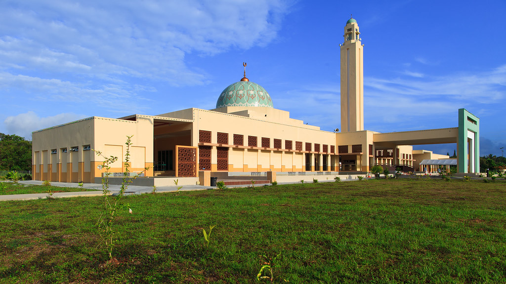 https://www.explorebrunei.gov.bn/TSP%20Images/Pengiran%20Muda%20Abdul%20Mateen%20Mosque.jpg