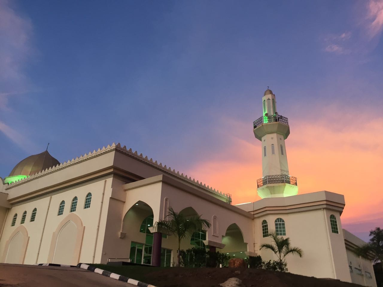 https://www.explorebrunei.gov.bn/TSP%20Images/Rashidah%20Sa'adatul%20Bolkiah%20Mosque.jpg