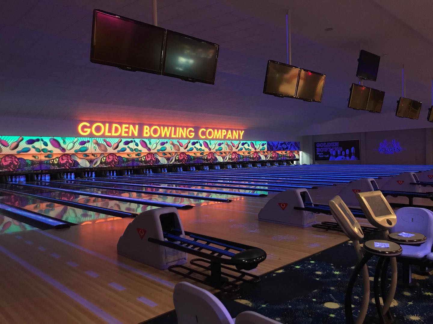 http://www.explorebrunei.gov.bn/TSP%20Images/golden-bowling-glow-bmborneo.jpg